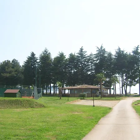 Ariel A4, Quiet Area Only 2 Km From The Beach