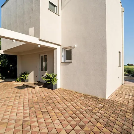 Ariel A4, Quiet Area Only 2 Km From The Beach * Filipac